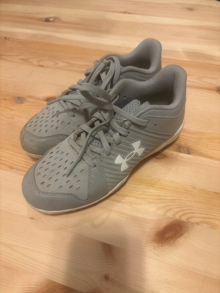 4.5 YUnder Armour Gray cleats