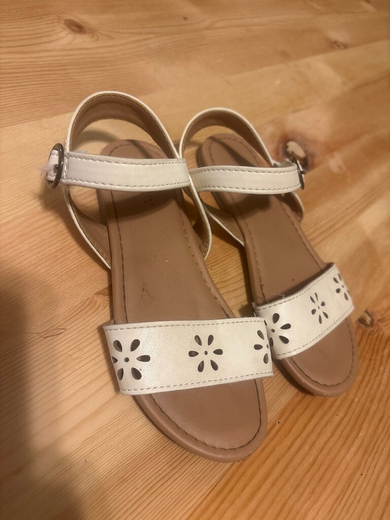 11C Girls White Sandals with Floral Design