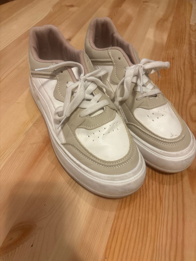 7.5WWhite and Beige Sneakers